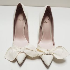 Ted Baker Hyana Moire Satin Bow Womens Ivory Pointed Heels NWOT size 9.5,10